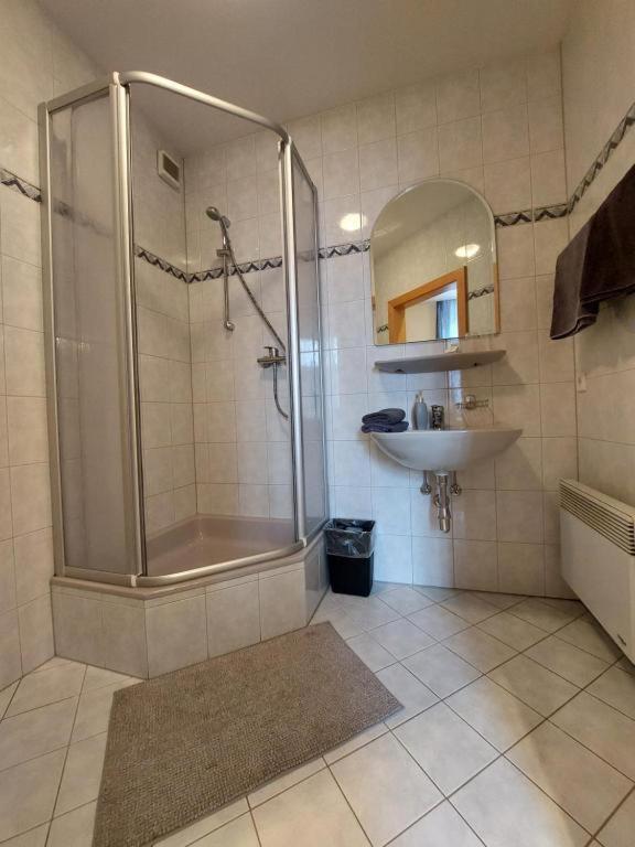 3 Raben - Leoben - Zimmer Fuer Geschaeftsreisende, Urlauber, Monteure Und Handwerker, Polski Pensjonat Austria Экстерьер фото